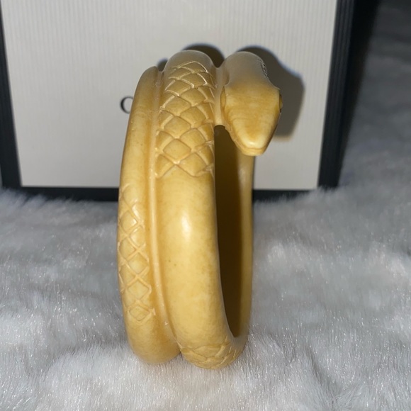New Gucci Women Ivory Resin Snake Engraved Bracelet Bangle S - Picture 3 of 5